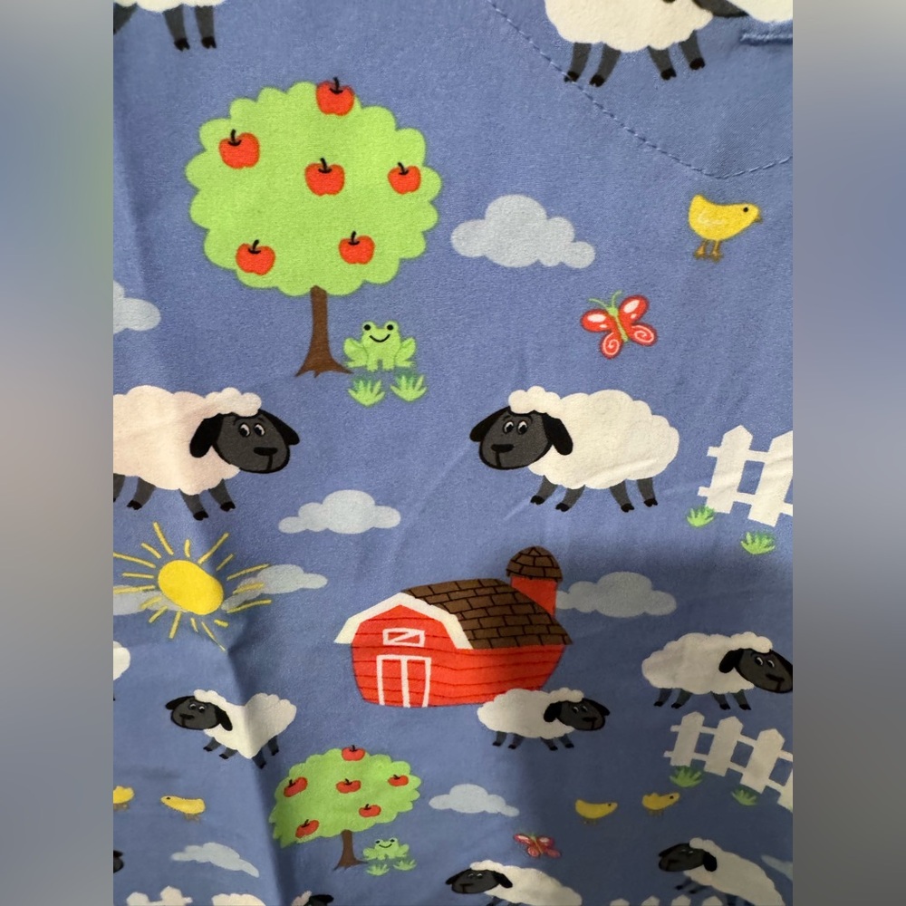 New Zoe + Chloe “Sheep Peeps” V neck performance women’s scrub top Medium M - Picture 4 of 10